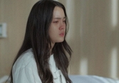 Dọn dẹp phòng mẹ, tôi òa khóc khi tìm thấy tấm ảnh bà cất giữ cẩn thận dưới gối