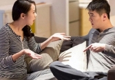 Không muốn mất mặt trước các anh chị, tôi muốn biếu bố mẹ 10 triệu nhưng câu nói của chồng làm tôi đau tê tái