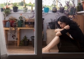 Trong lúc chờ tàn hương cúng Giao thừa, chồng nắm tay tôi thông báo một chuyện chấn động