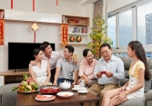 Cả nhà đang ăn Tết thì choáng váng khi thấy người phụ nữ và đứa trẻ bước ra từ chiếc ô tô sang trọng
