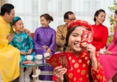 Tình huống 'ngượng chín người' của nhiều ông bố bà mẹ 'mùa nhận lì xì' của các con: Chê tiền ít ngay trước mặt người tặng, làm sao bây giờ?