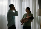 Chồng đòi ly dị vì vợ kiên quyết đòi ở nhà bế con không chịu đi làm, nghe đã thấy giận nhưng biết lý do dân mạng lại ủng hộ