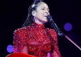 Diễn ca khúc thắng Grammys tại Super Bowl nhưng Alicia Keys 4 lần bị crack giọng, bể ngay từ nốt cao đầu tiên!