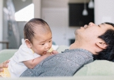 Ngày càng nhiều ông bố 'nghỉ thai sản' để ở nhà chăm con chia sẻ gánh nặng cùng vợ, nhưng các bà mẹ chưa chắc đã vui, vì sao thế?