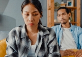 Thấy bố đi chơi về khuya, con gái 7 tuổi cảm thán 1 câu mà tôi ứa nước mắt còn chồng thì giật mình