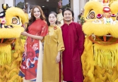 Vợ chồng đạo diễn Hoàng Nhật Nam – Phạm Kim Dung lì xì cho dàn hoa, á hậu đình đám