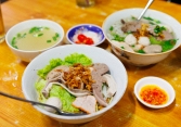 Nhờ hiệu ứng của Mai, quán mì gia truyền mở xuyên đêm nay trở nên đông nghịt, bán luôn tay không ngừng