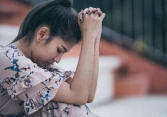 Thấy tôi khóc trong phòng ngủ, chồng lo lắng sợ hãi tới trắng bệch cả mặt