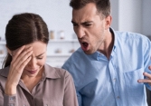 Đi làm quần quật 'gánh vác gia đình', người đàn ông kinh ngạc khi vợ ở nhà kêu than không chịu nổi gánh nặng, ai mới là người thiệt thòi?