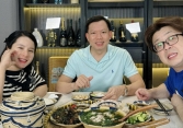 Bức ảnh tưởng không bao giờ có: Vợ chồng Bà Nhân Vlog ngồi với bác sĩ Thịnh, tiết lộ từng bán nhẫn kim cương 'gánh' drama thụ tinh nhân tạo