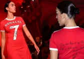 Bạn gái gây sốt khi mặc áo đấu của Ronaldo lên sàn diễn thời trang, được các nhóc tì đi theo ủng hộ hết mình