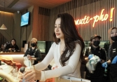 Chi Pu rạng rỡ trong ngày khai trương quán phở thứ 2, các fan ở Trung Quốc rần rần tới ủng hộ