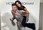 David Beckham gây sốt với loạt khoảnh khắc ân cần chăm sóc bà xã: 25 năm vẫn mặn nồng như ngày nào