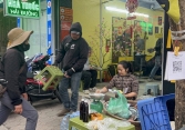 Tình trạng kẻ gian dán mã QR 'giả' tại các hàng ăn uống ngày càng nhiều: Chủ quán và khách hàng nói gì?