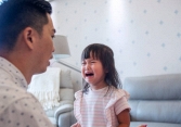 Con khóc lóc ăn vạ, cha mẹ hạng ba mắng mỏ, cha mẹ hạng hai chiều chuộng, cha mẹ hạng nhất làm điều này
