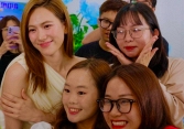 Mời Phương Anh Đào (Mai) của Trấn Thành đến công ty tám chuyện và chụp ảnh đúng 8/3, hội nhân viên nữ: Sốc nhẹ, nhưng ưng nha!