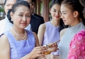 Sau khi cắt bánh kem sinh nhật, mẹ tôi cúi đầu, gập người cảm ơn con dâu, còn anh tôi đỏ hoe mắt xúc động