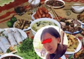 Chàng trai xấu hổ tột độ với hành động của bạn gái trong bữa cơm ra mắt
