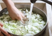 3 sai lầm khi rửa rau củ khiến càng rửa càng bẩn, thậm chí chất dinh dưỡng “tan biến” hết