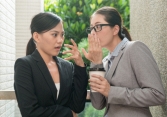 Đồng nghiệp ton hót nịnh nọt sếp, thấy ngứa mắt, tôi gửi cho sếp một đoạn ghi âm và chị ta bị đuổi khỏi công ty