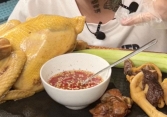Dân mạng tranh cãi ầm ĩ khi thấy có người ăn thịt gà luộc chấm nước mắm, liệu đây có phải cách kết hợp lạ lùng?