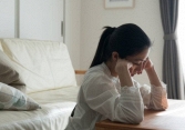 Biếu anh chồng thùng sữa, chị dâu bức xúc nói 'đừng coi chúng tôi là trẻ con' và đẩy trả lại