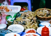 Quán bún ngan nổi tiếng Hà Nội mắng khách như tát nước vào mặt gây tranh cãi: Thời đại nào rồi còn kiểu 'miếng ăn là miếng nhục'?