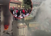 Khói đen nghi ngút từ đám cháy một trường THCS ở Hà Nội, học sinh khẩn trương di tản