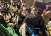 Cảnh tượng gây phẫn nộ: Nam idol 16 tuổi sợ sệt khi bị fan cuồng quây kín, dí điện thoại vào mặt livestream tại sân bay