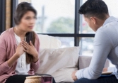 Chồng không giấu tôi điều gì nhưng càng biết những việc anh làm, tôi càng đau đớn chết lặng
