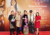 Phim 'Đóa Hoa Mong Manh'  đã có buổi ra mắt toàn cầu tại cụm rạp AMC IMAX Orange 30, California, Mỹ.  