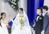 Hé lộ mối quan hệ của Chu Thanh Huyền và chị dâu Quang Hải qua khoảnh khắc trao quà cưới