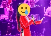 Một nữ Diva từng hát sai lời khi đứng chung với loạt giọng ca kỳ cựu, phải tự trừ tiền cát xê để nhận lỗi!