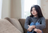 Ngã quỵ khi đọc tin nhắn của bạn trai với người phụ nữ lớn tuổi trong công ty