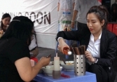 Giờ ăn trưa biến thành 'cực hình' của dân văn phòng: Trùm kín mít, chỉ dám ăn trong vòng 5-7 phút để vượt qua cái nắng