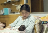 Mới ở cữ được 2 tuần mà em đã muốn phát điên với những quy tắc của mẹ chồng