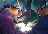 Người đàn ông đi lệch hẳn về một phía, nguyên nhân đến từ... vùng kín