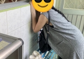 Bức ảnh bà mẹ đứng lấp ló ngoài cửa lớp học ngó con khiến dân mạng phì cười: Tưởng ai, hóa ra là một sao nữ nổi tiếng
