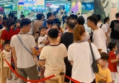 Khu vui chơi trong Trung tâm thương mại ở TP.HCM đông nghẹt người xếp hàng vào ngày nghỉ lễ cuối cùng