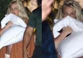 Britney Spears tơi tả, dùng chăn quấn quanh người sau nghi vấn xô xát với bạn trai ở khách sạn