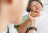Thấy chị dâu đổi sữa cho con xoành xoạch, mẹ tôi góp ý thì chị đáp trả một câu khiến bà lên cơn đau tim