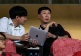 Lịch làm việc cực căng của tân HLV ĐT Việt Nam Kim Sang-sik, vừa đến Việt Nam đã ra sân 'xem giò' Hoàng Đức, Bùi Tiến Dũng