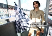 Ảnh nét căng: Lisa cực slay khi xuất hiện ở giải đua xe F1, gây chú ý với hành động giống David Beckham và Justin Bieber