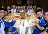 Sau buổi họp lớp, chồng về nhà và trở nên kì lạ, 1 tuần sau anh đưa ra quyết định bất ngờ làm vợ con trở tay không kịp