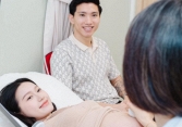 Lần đầu tiên lộ ảnh Đoàn Văn Hậu đưa Doãn Hải Mỹ đi khám thai, chàng cầu thủ vui ra mặt