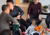 Ngay khi biết bố nghỉ hưu, 3 người con trai liền tranh nhau đón về nuôi, đến khi nghe cuộc cãi vã của các con: tôi tức muốn đau tim