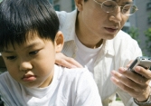 Một bức ảnh cha dạy con gây bão mạng xã hội: Không đánh mắng, sao khiến nhiều người đau lòng đến thế này?