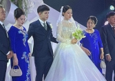 Hé lộ hình ảnh đầu tiên trong đám cưới Hồng Duy và vợ thạc sỹ: Cô dâu xinh đẹp xúc động nắm tay chú rể bước vào lễ đường