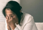 Đến nhà con gái chơi, 1 giờ trưa, con hỏi một câu đau trào nước mắt: Hóa ra con tôi khốn khổ đến vậy!