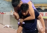 Sốc tiền đạo 3 năm ghi 2 bàn phải nhờ bác sĩ cõng rời sân, mắt đỏ hoe như khóc trước ngày lên ĐT Việt Nam